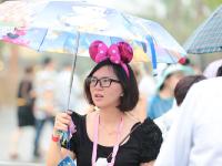 上海迪士尼乐园雨中开幕 游客热情不减