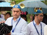 上海迪士尼乐园雨中开幕 游客热情不减
