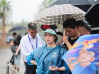 上海迪士尼乐园雨中开幕 游客热情不减