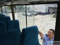 核载25人报废客车坐68名小学生 车内长青苔