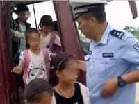核载25人报废客车坐68名小学生 车内长青苔