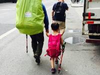 4岁女孩随父徒步挑战川藏线 每天步行十公里
