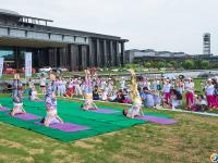邵阳100余名瑜伽爱好者集体练习展风采