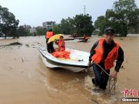 中国南方遭暴雨袭击 多地出现洪涝
