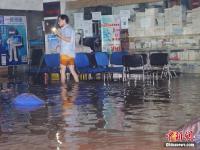 中国南方遭暴雨袭击 多地出现洪涝