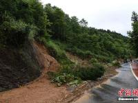 中国南方遭暴雨袭击 多地出现洪涝