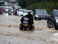 中国南方遭暴雨袭击 多地出现洪涝
