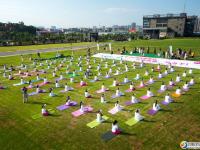 邵阳100余名瑜伽爱好者集体练习展风采