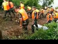江西鄱阳河堤溃口民居被淹 万人连夜转移