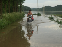 江西鄱阳河堤溃口民居被淹 万人连夜转移