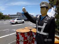 深圳高速路上现“塑料警察”