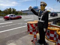 深圳高速路上现“塑料警察”