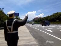 深圳高速路上现“塑料警察”