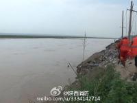 男子跳黄河轻生 消防成功救起