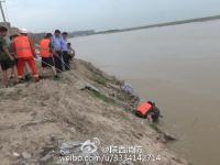 男子跳黄河轻生 消防成功救起