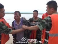 男子跳黄河轻生 消防成功救起