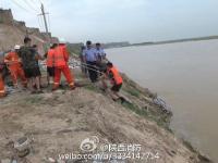 男子跳黄河轻生 消防成功救起