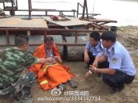 男子跳黄河轻生 消防成功救起