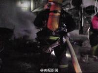 居民楼着火 男子挨户叫醒18户居民自己被熏晕