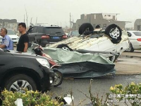 江苏阜宁等地突遭12级大风冰雹袭击 有村民被埋