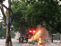 西安一出租车行驶中突自燃 火苗蹿两米多高