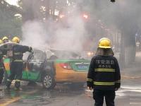 西安一出租车行驶中突自燃 火苗蹿两米多高
