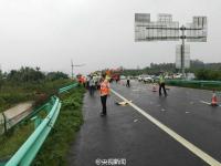 成都一大客车撞断护栏冲出高速 致38人受伤
