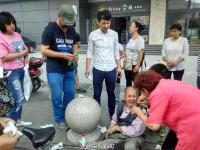 山西太原老人犯病街头晕倒 路人耐心帮扶