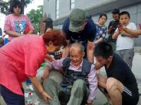 山西太原老人犯病街头晕倒 路人耐心帮扶
