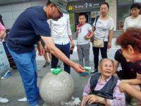 山西太原老人犯病街头晕倒 路人耐心帮扶