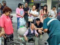 山西太原老人犯病街头晕倒 路人耐心帮扶