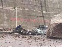 巨石从天而降 路边轿车被砸成铁饼