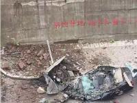 巨石从天而降 路边轿车被砸成铁饼