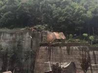 巨石从天而降 路边轿车被砸成铁饼