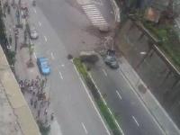 巨石从天而降 路边轿车被砸成铁饼