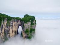 张家界天门山现云海奇观 山体似“悬浮”空中