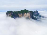 张家界天门山现云海奇观 山体似“悬浮”空中