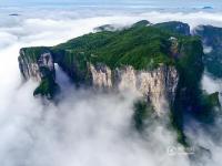 张家界天门山现云海奇观 山体似“悬浮”空中