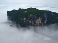 张家界天门山现云海奇观 山体似“悬浮”空中
