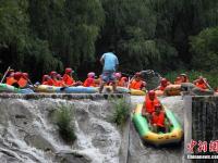 壮观！河南皮筏艇挤满水面 河道成“造船厂”