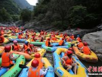 壮观！河南皮筏艇挤满水面 河道成“造船厂”