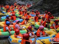 壮观！河南皮筏艇挤满水面 河道成“造船厂”