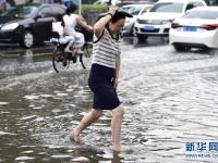 天津局部现暴雨天气 致道路积水