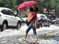 天津局部现暴雨天气 致道路积水