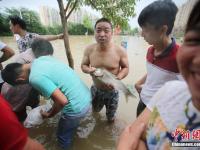 南京内河水位上涨 居民小区成