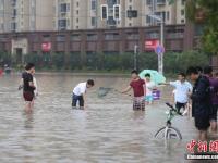 南京内河水位上涨 居民小区成