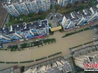 南京内河水位上涨 居民小区成