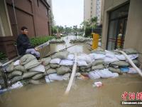 南京内河水位上涨 居民小区成
