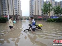 南京内河水位上涨 居民小区成