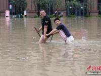 南京内河水位上涨 居民小区成